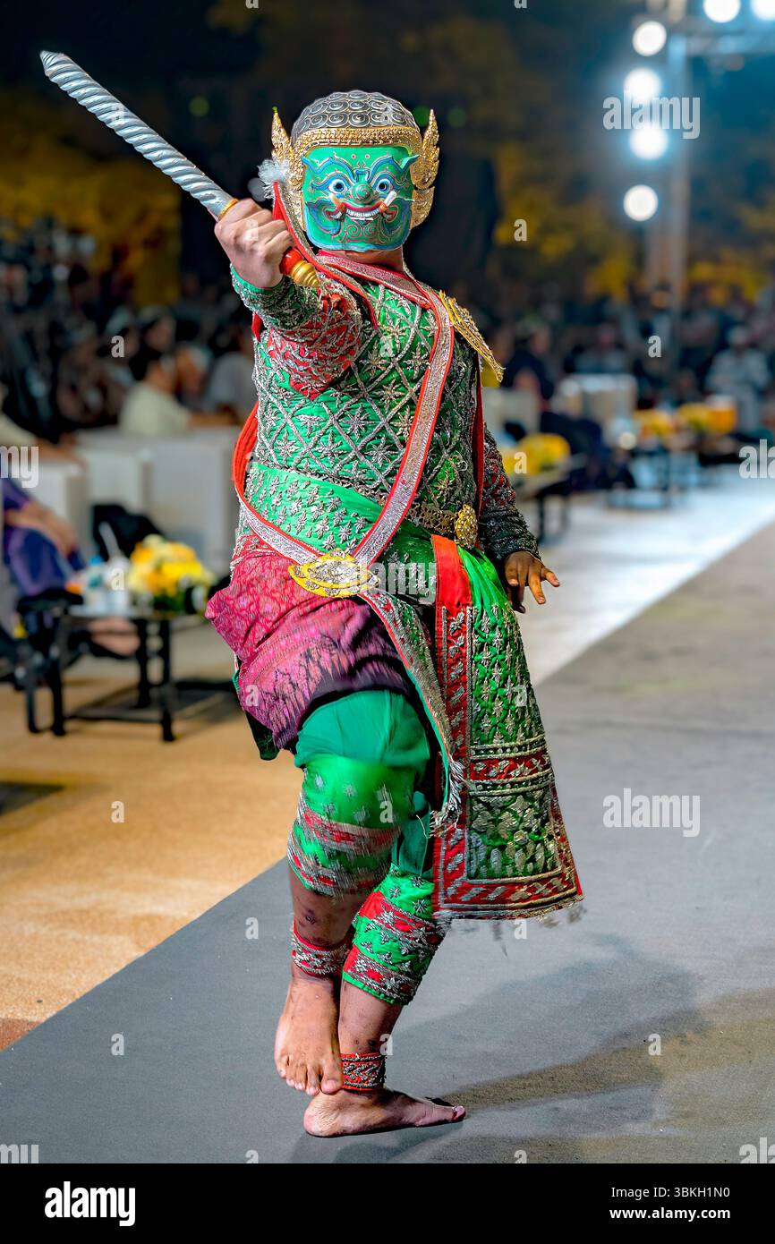 Vivace ballerina Khon in costume tradizionale e maschera, scorcio accattivante sulla danza classica e la cultura tailandese. Il ballerino è isolato con il percorso di ritaglio. Foto Stock