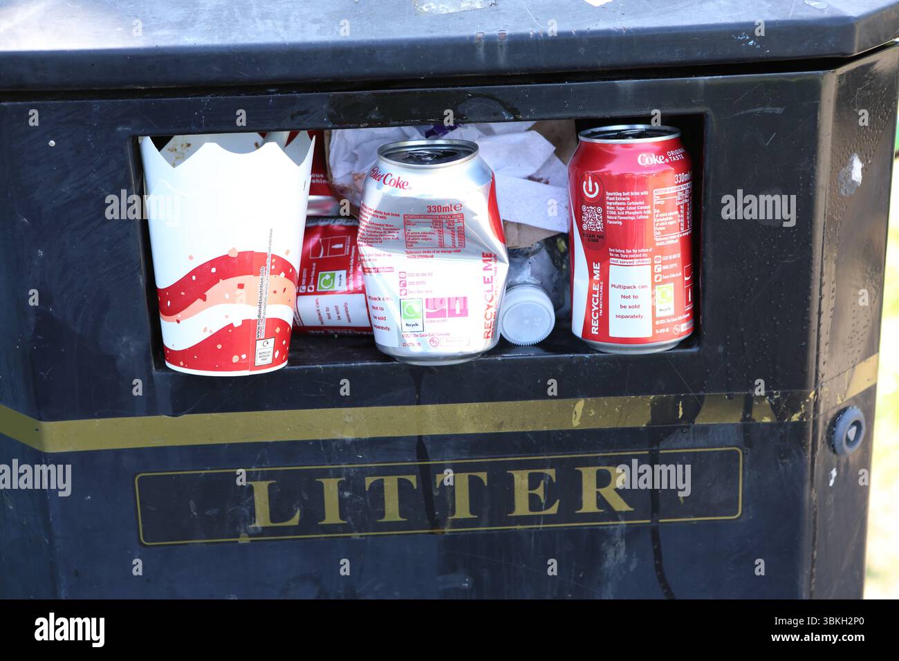 Cestino pieno di lattine e tazze per bevande lattine riciclabili lattine per bevande rifiuti rifiuti Foto Stock