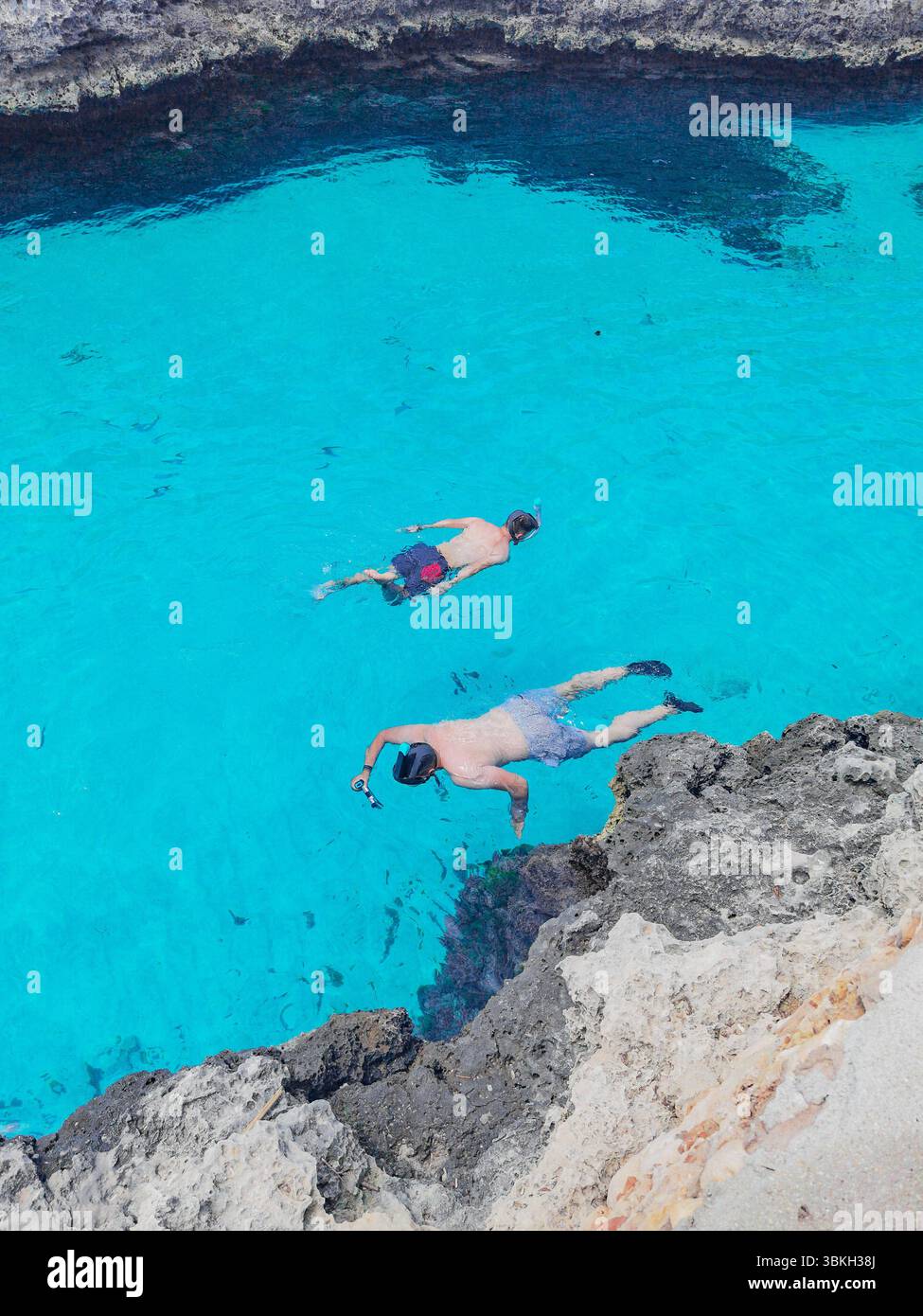 Snorkeling per due persone, acque turchesi cristalline, vista aerea. Un momento pacifico e gioioso di connessione e libertà nella natura. Ideale per il concetto Foto Stock