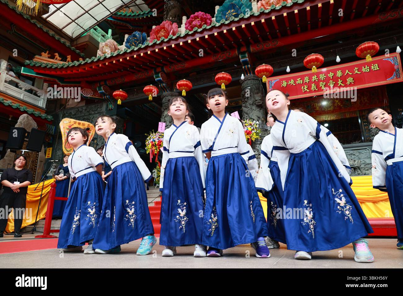 Taiwan di Taipei. 21 giugno 2025. I bambini si esibiscono in una cerimonia adorando Fuxi nella città di New Taipei, Taiwan sud-orientale della Cina, 21 giugno 2025. PER ANDARE CON "Taiwan tiene la cerimonia di culto per il mitico antenato Fuxi" credito: Li Jianhua/Xinhua/Alamy Live News Foto Stock
