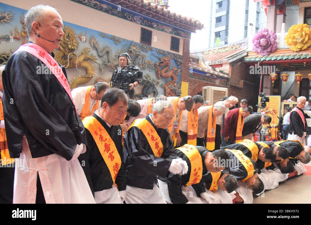 Taipei. 21 giugno 2025. Questa foto scattata il 21 giugno 2025 mostra una cerimonia di culto di Fuxi nella città di New Taipei, Taiwan sud-orientale della Cina. PER ANDARE CON "Taiwan tiene la cerimonia di culto per il mitico antenato Fuxi" credito: Li Jianhua/Xinhua/Alamy Live News Foto Stock