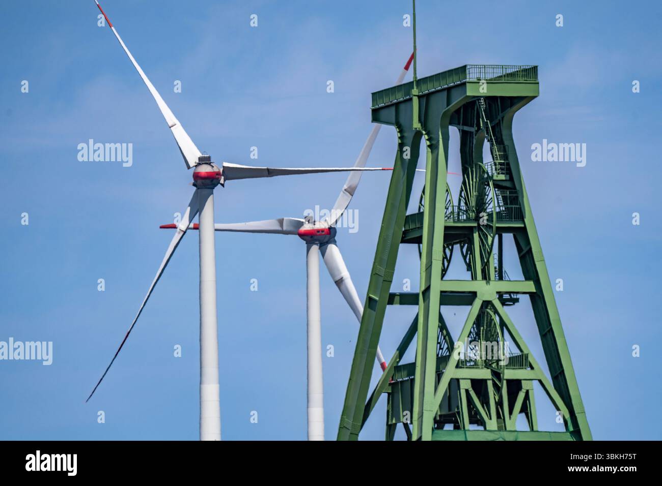 Modifica strutturale, torre di avvolgimento dell’ex miniera di carbone di Lohberg a Dinslaken, alta 70 metri, parco eolico sul cumulo di scorie di Lohberg Nord, Enercon e 115, Foto Stock