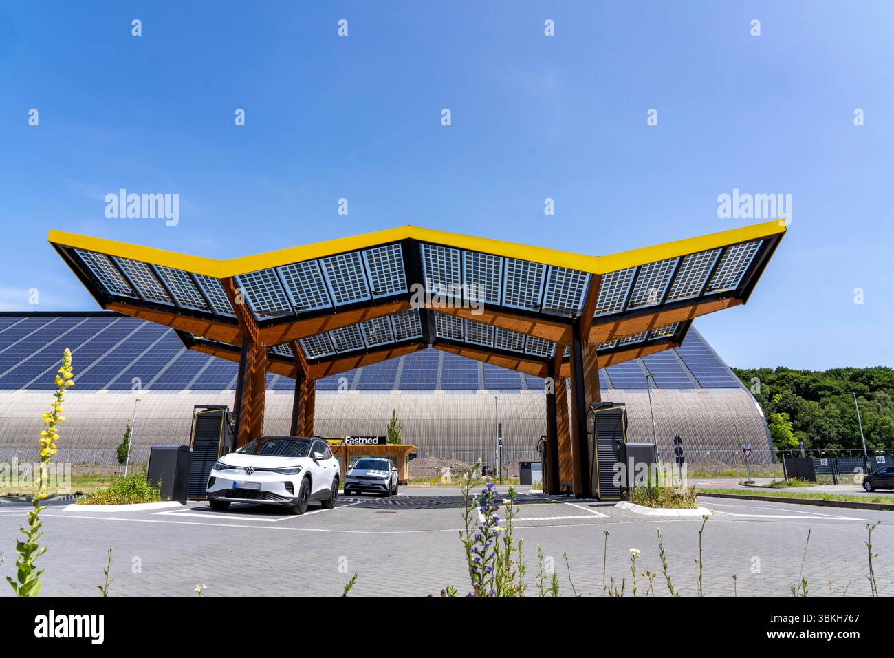 La stazione di ricarica elettrica situata sulla base dell'ex miniera di carbone di Lohberg a Dinslaken, gestita da Fastned, utilizza energia elettrica da energia eolica e solare Foto Stock