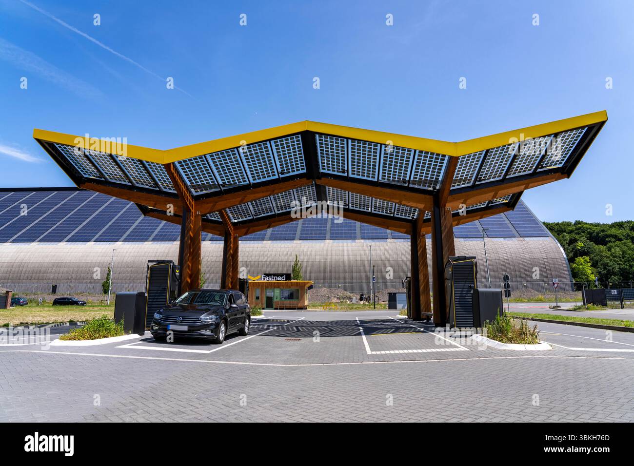 La stazione di ricarica elettrica situata sulla base dell'ex miniera di carbone di Lohberg a Dinslaken, gestita da Fastned, utilizza energia elettrica da energia eolica e solare Foto Stock