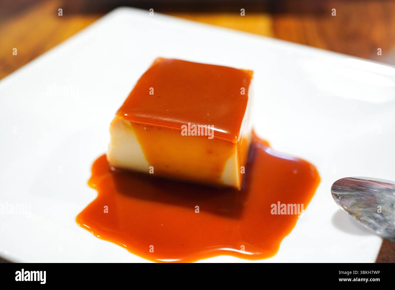 Budino al latte di cocco in stile thailandese dall'autentico ristorante thailandese Foto Stock