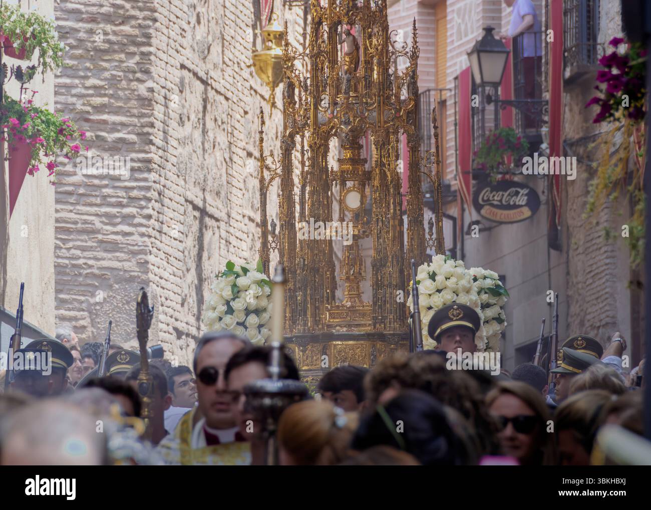 Toledo, Spagna, 19 giugno 2014: Between Shadows and Gold: A Sacred Artifact in Living Motion Foto Stock