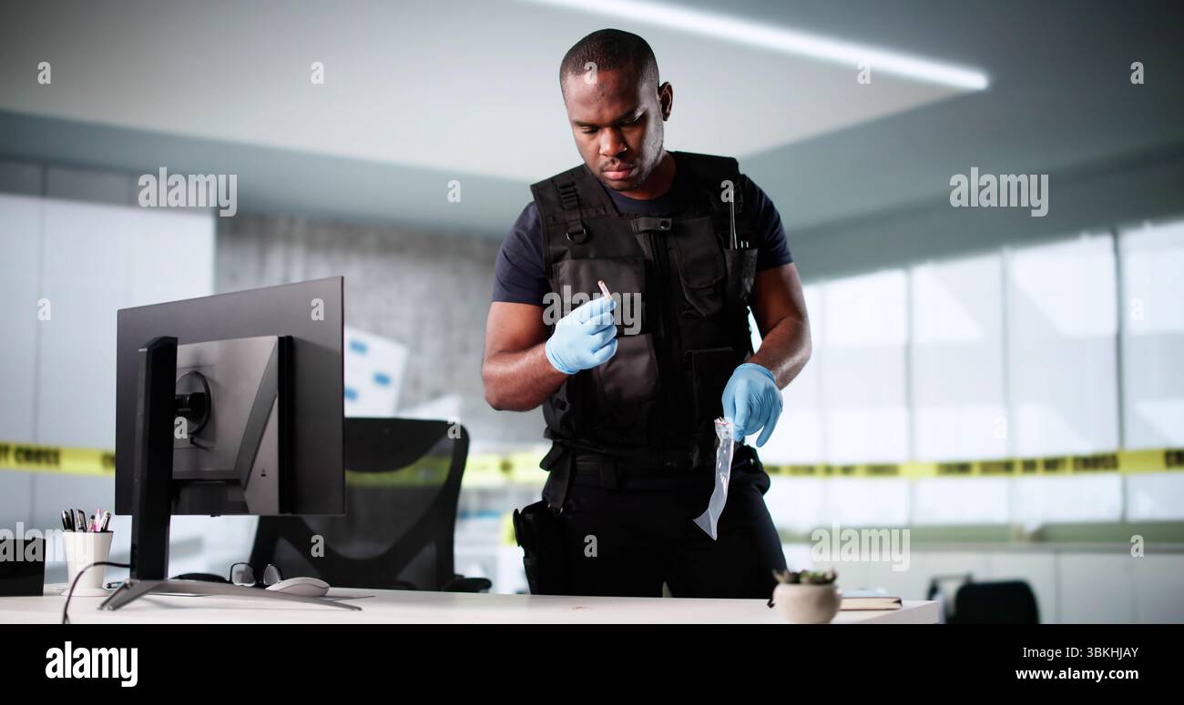 Detective a tempo pieno che analizza le prove della scena del crimine in ufficio con notebook Foto Stock