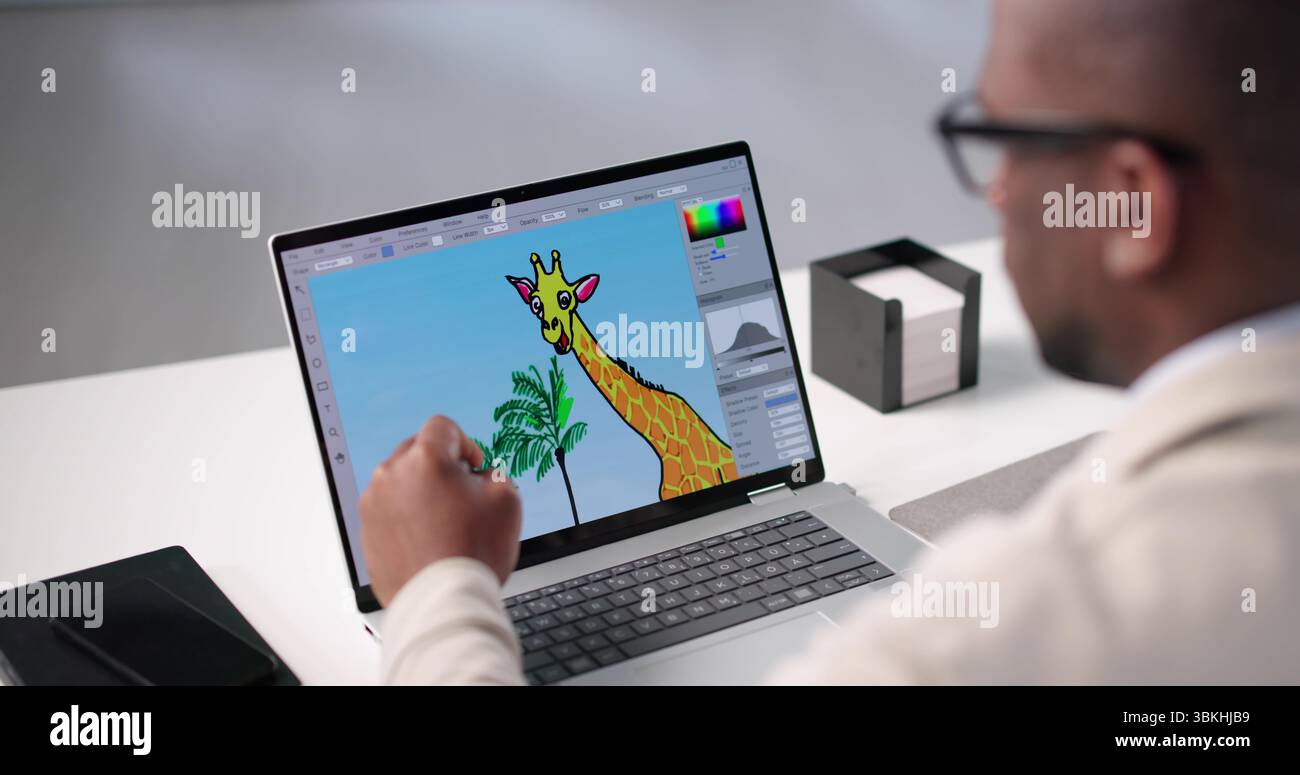 Il giovane fotografo afro-americano modifica i disegni grafici sul laptop in ufficio. Foto Stock