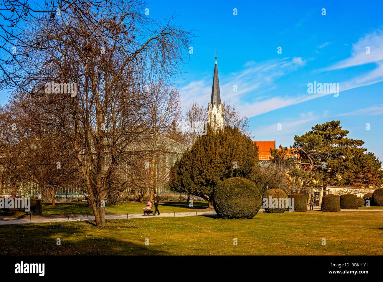 Giardino del Palazzo di Schönbrunn e Chiesa cattolica Hietzing (nascita di Maria), Vienna, Austria Foto Stock
