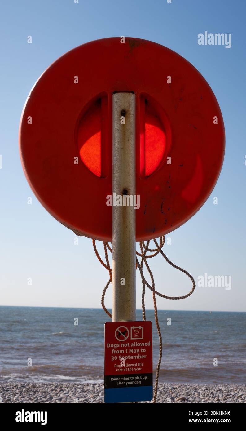 Orange anello di vita a Budleigh Salterton beach Devon Foto Stock