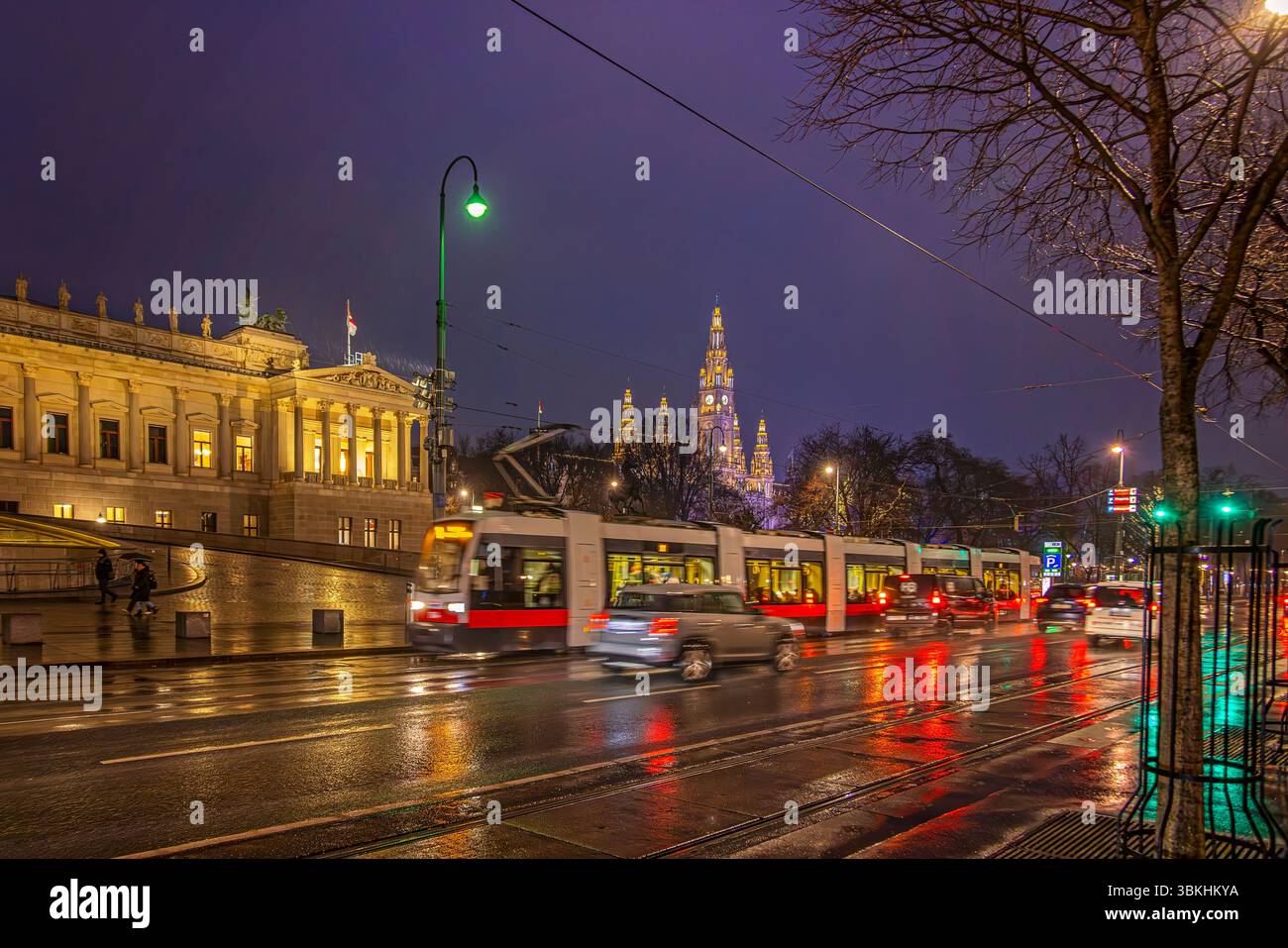 Il tram passa davanti al Parlamento austriaco, Vienna, Austria Foto Stock