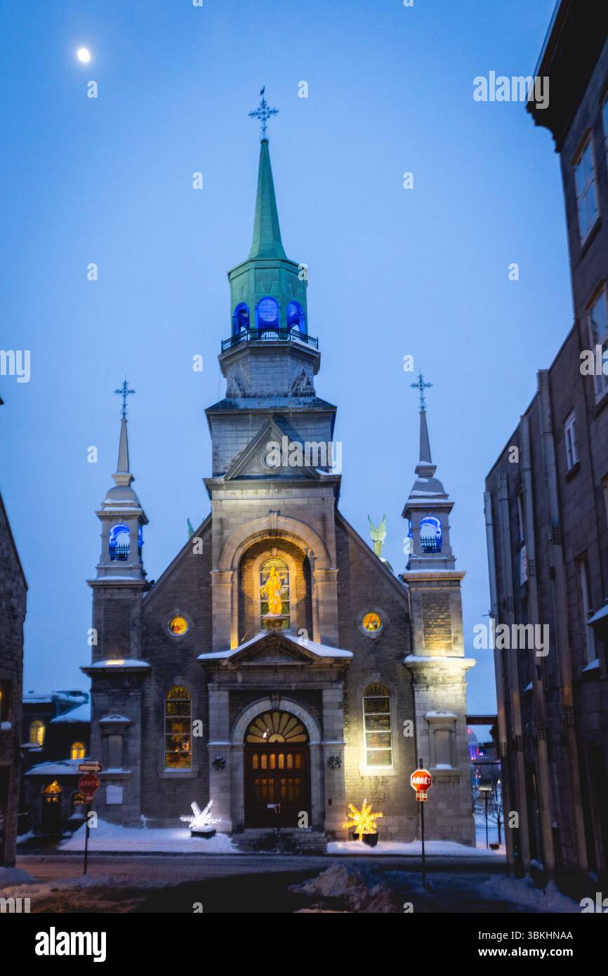 Una suggestiva chiesa in stile gotico con archi a punta e intricati dettagli architettonici che catturano la grandezza del design storico. Foto Stock