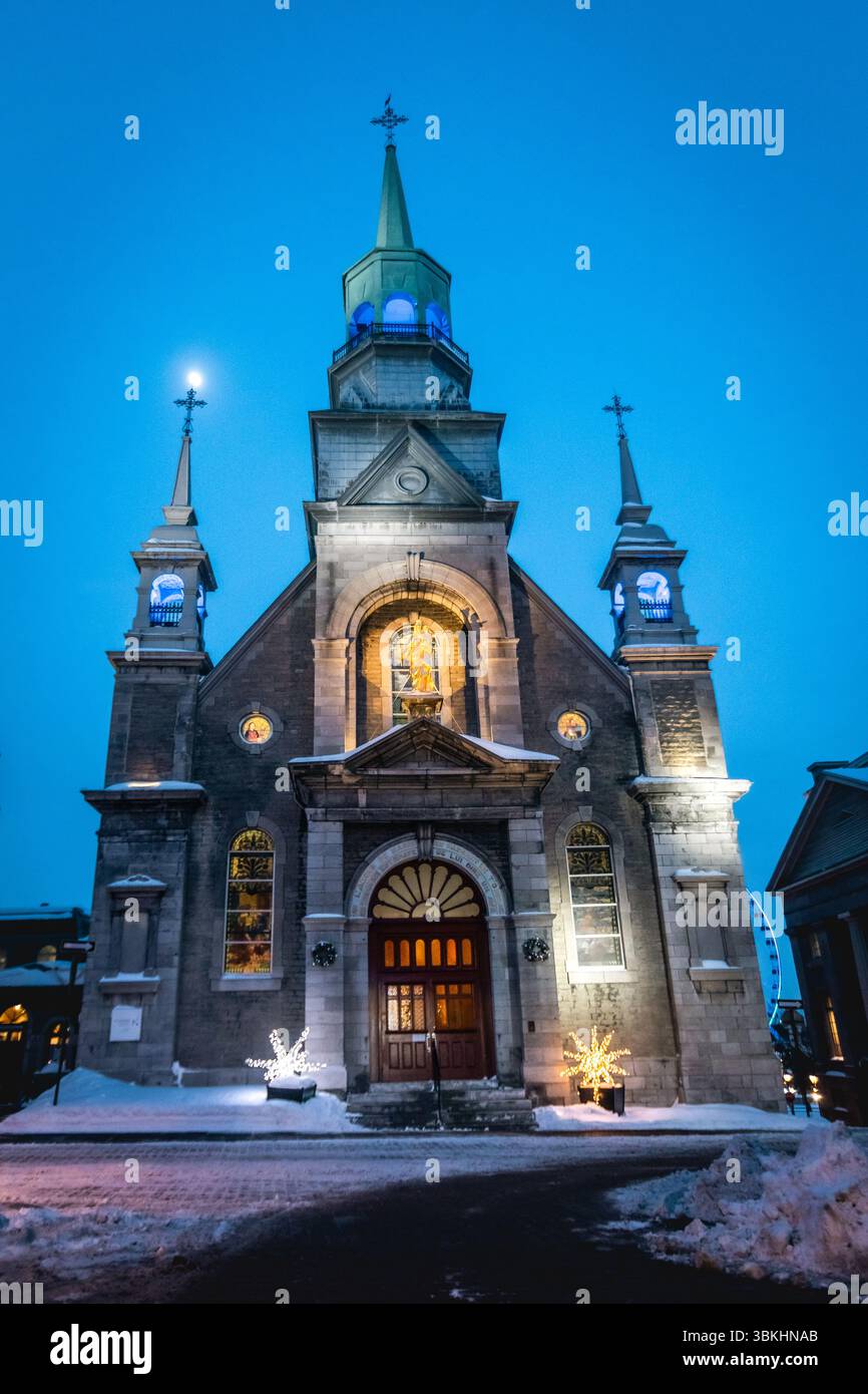 Una suggestiva chiesa in stile gotico con archi a punta e intricati dettagli architettonici che catturano la grandezza del design storico. Foto Stock
