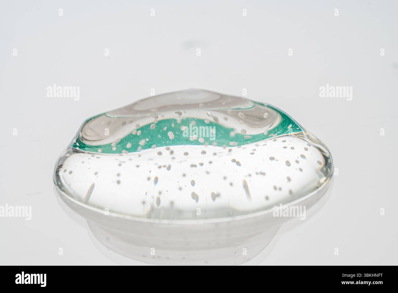 Una grande goccia di tessuto di siero di collagene su sfondo bianco. Primo piano, macro Photography. Foto di alta qualità Foto Stock