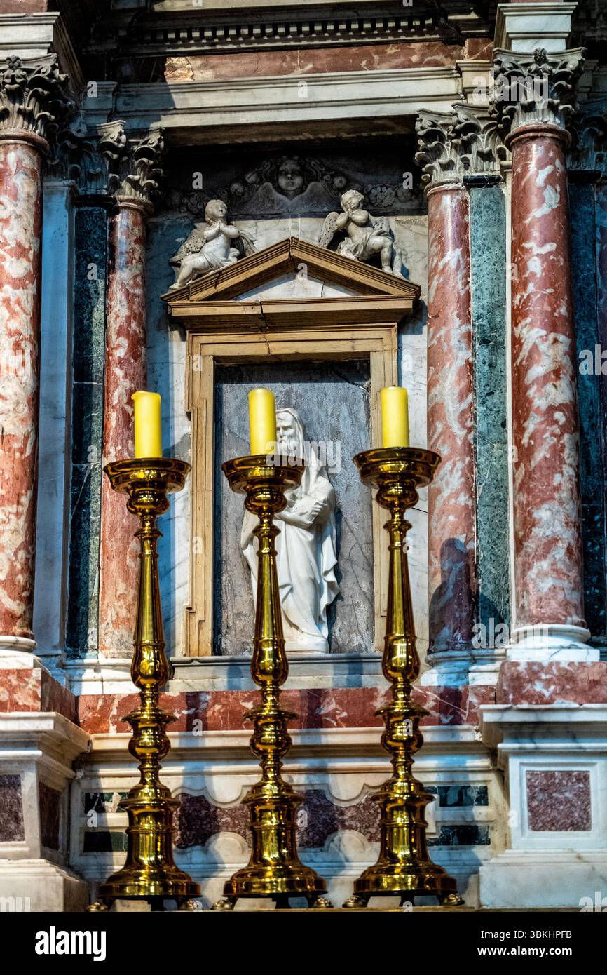 Tabernacolo che contiene l'altare Eucaristico nella cattedrale di Santa Anastasia a Zara, Croazia. Dettaglio di Mosè e cherubini. Foto Stock