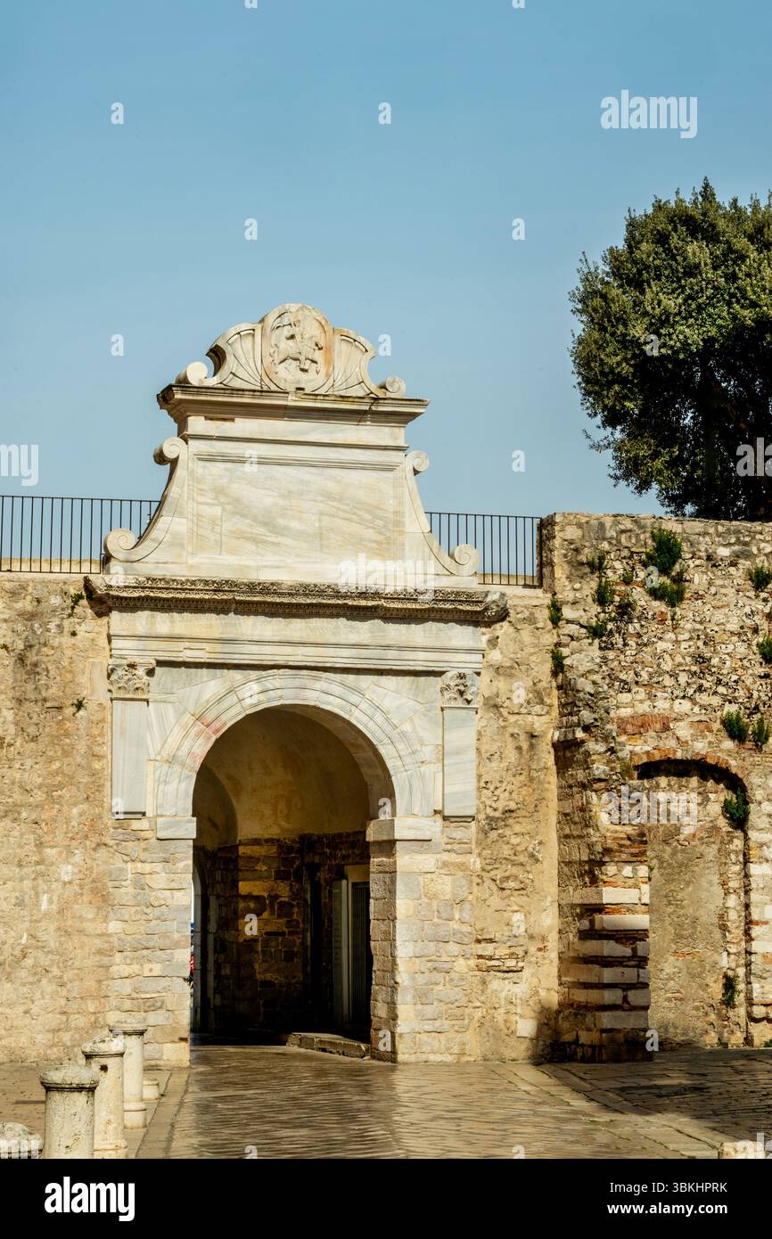 La porta del Mare rinascimentale veneziano a Zara, in Croazia, include frammenti di un arco trionfale romano. Foto Stock