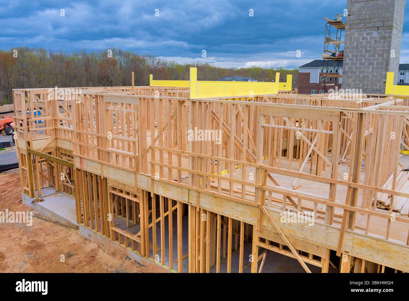 I lavoratori costruiscono travi in legno per la costruzione in aree suburbane in aree di sviluppo. Foto Stock
