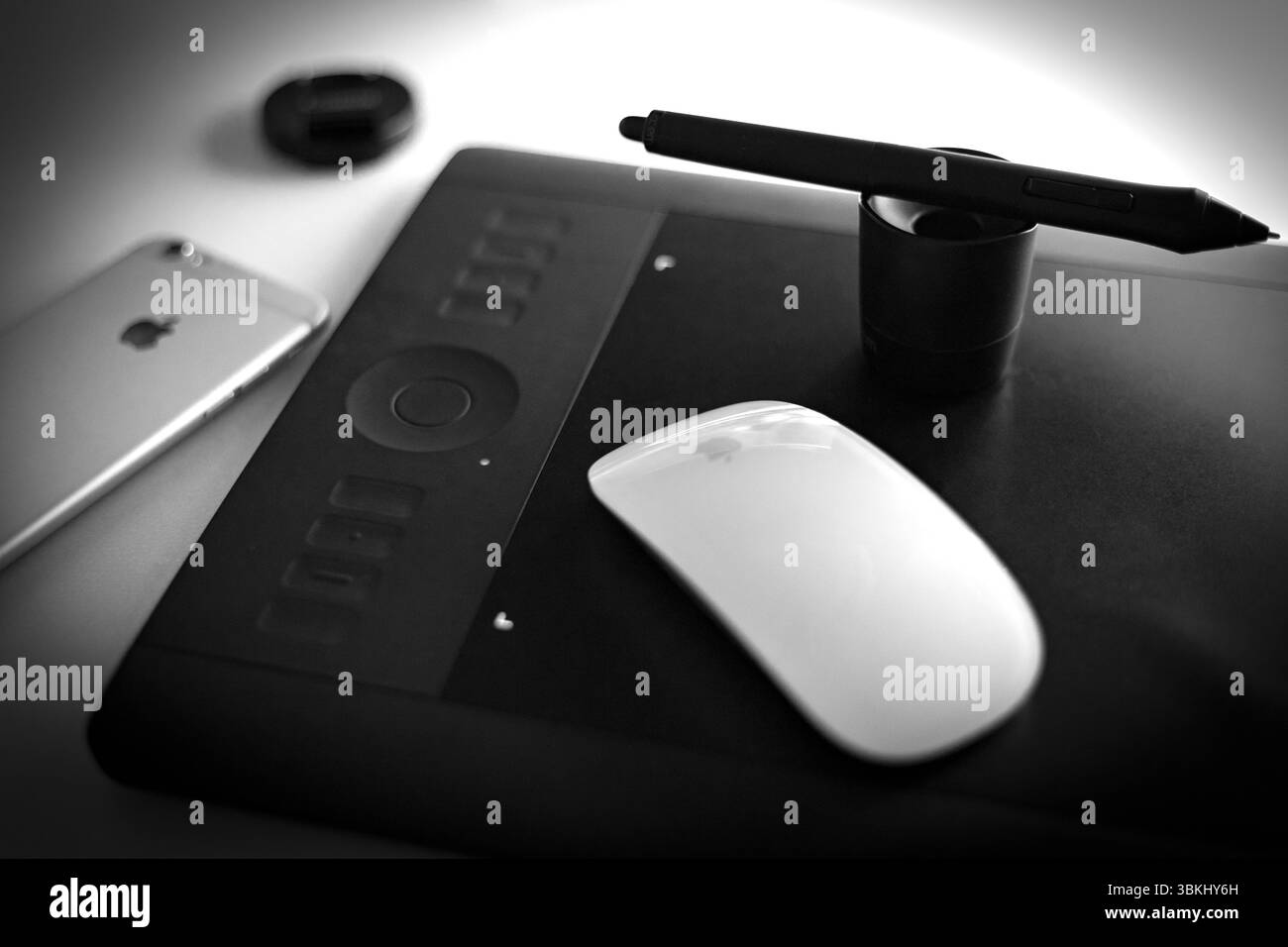 Esplorazione degli strumenti di arte digitale tablet grafici, mouse e configurazione dell'ecosistema smartphone Foto Stock