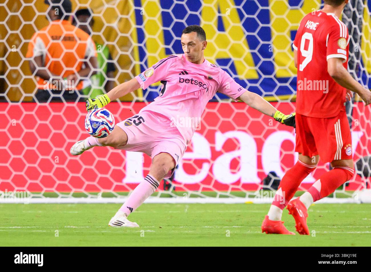 20 giugno 2025; Hard Rock Stadium, Miami, USA; Club World Cup Group C Round 1 Football, Bayern Monaco contro Boca Juniors; CA Boca Juniors portiere Agustin Marchesin sgombra la palla. Foto Stock