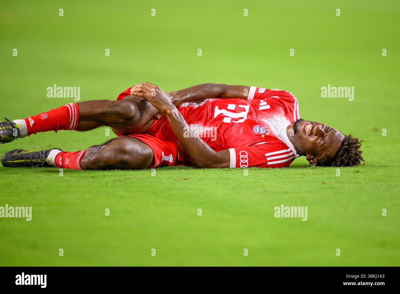 20 giugno 2025; Hard Rock Stadium, Miami, USA; Club World Cup Group C Round 1 Football, Bayern Monaco contro Boca Juniors; FC Bayern Munchen attaccante Kingsley Coman si è infortunato in campo. Foto Stock