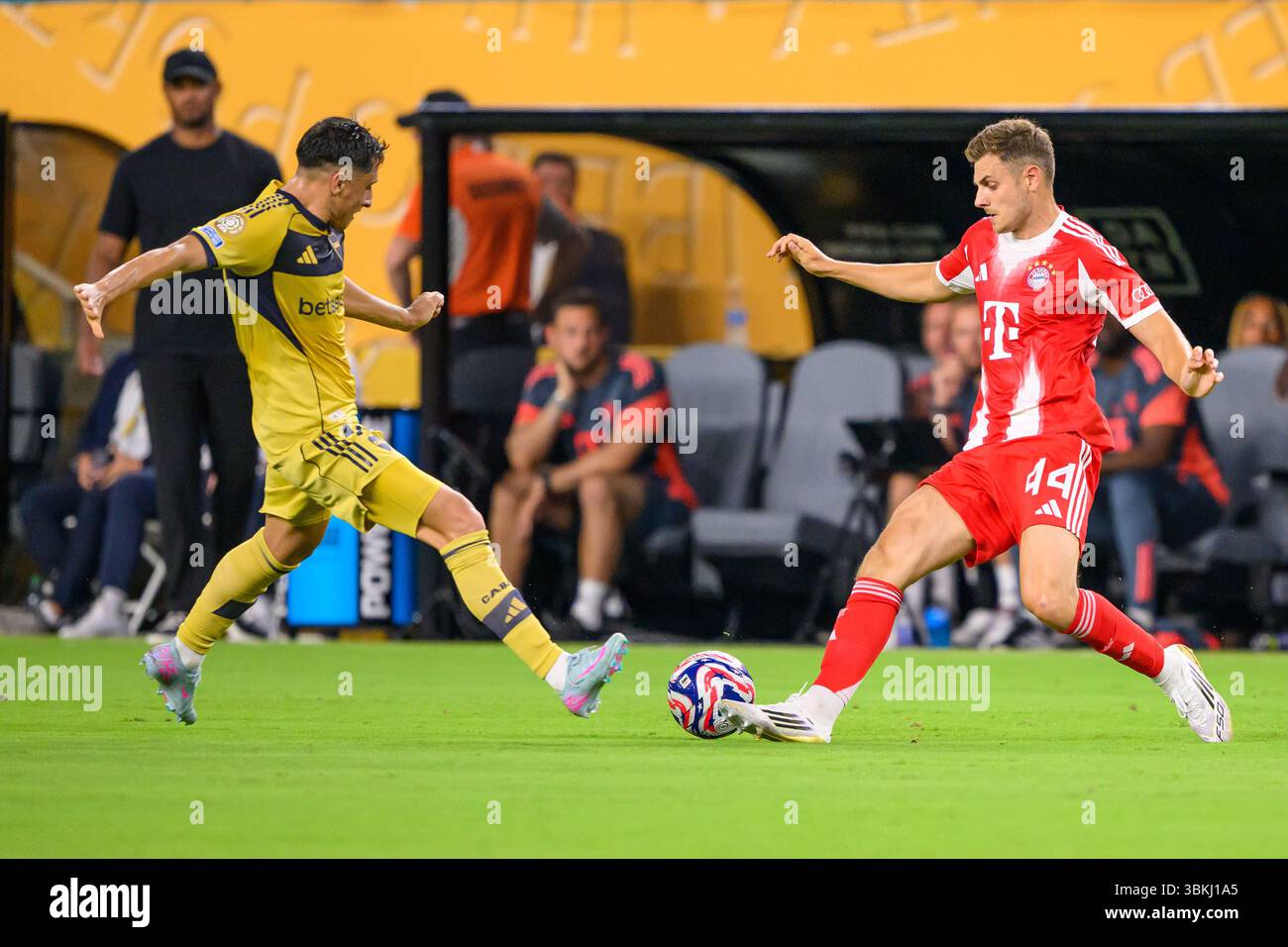 20 giugno 2025; Hard Rock Stadium, Miami, USA; Club World Cup Group C Round 1 Football, Bayern Monaco contro Boca Juniors; CA Boca Juniors attaccante Miguel Merentiel e FC Bayern Munich difensore Josip Stanisic Foto Stock