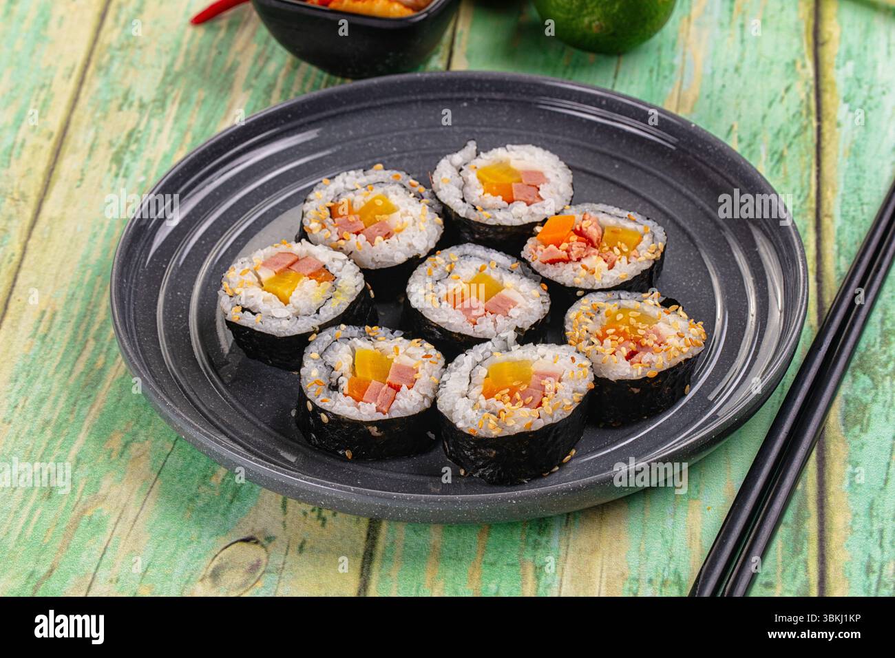 Kimbap di involtini fatti in casa con alghe nori, salsicce e verdure Foto Stock