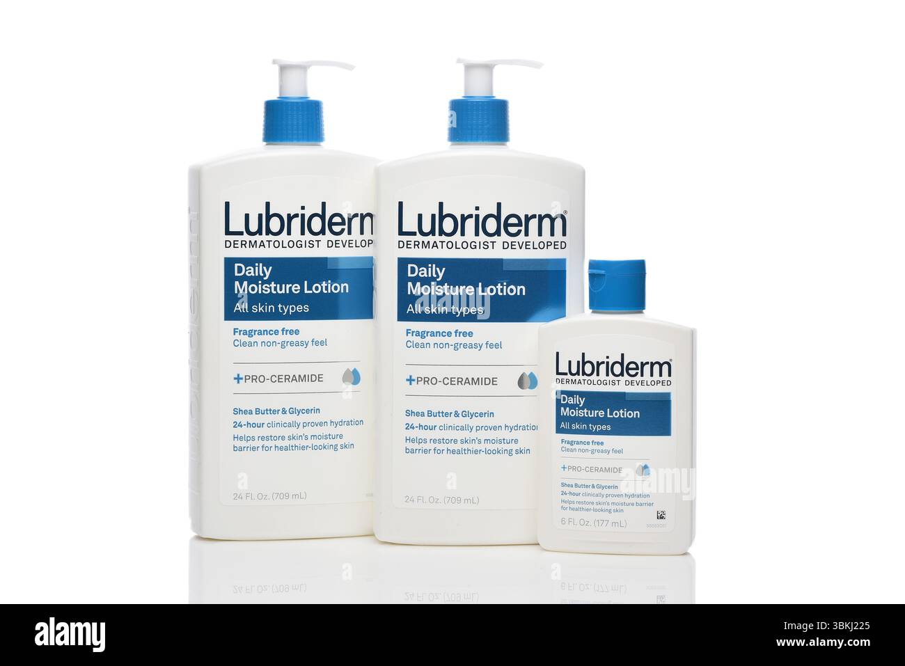 IRVINE, CALIFORNIA - 20 GIUGNO 2025: Tre bottiglie di plastica di Lubriderm Daily Moisture Lotion. Foto Stock
