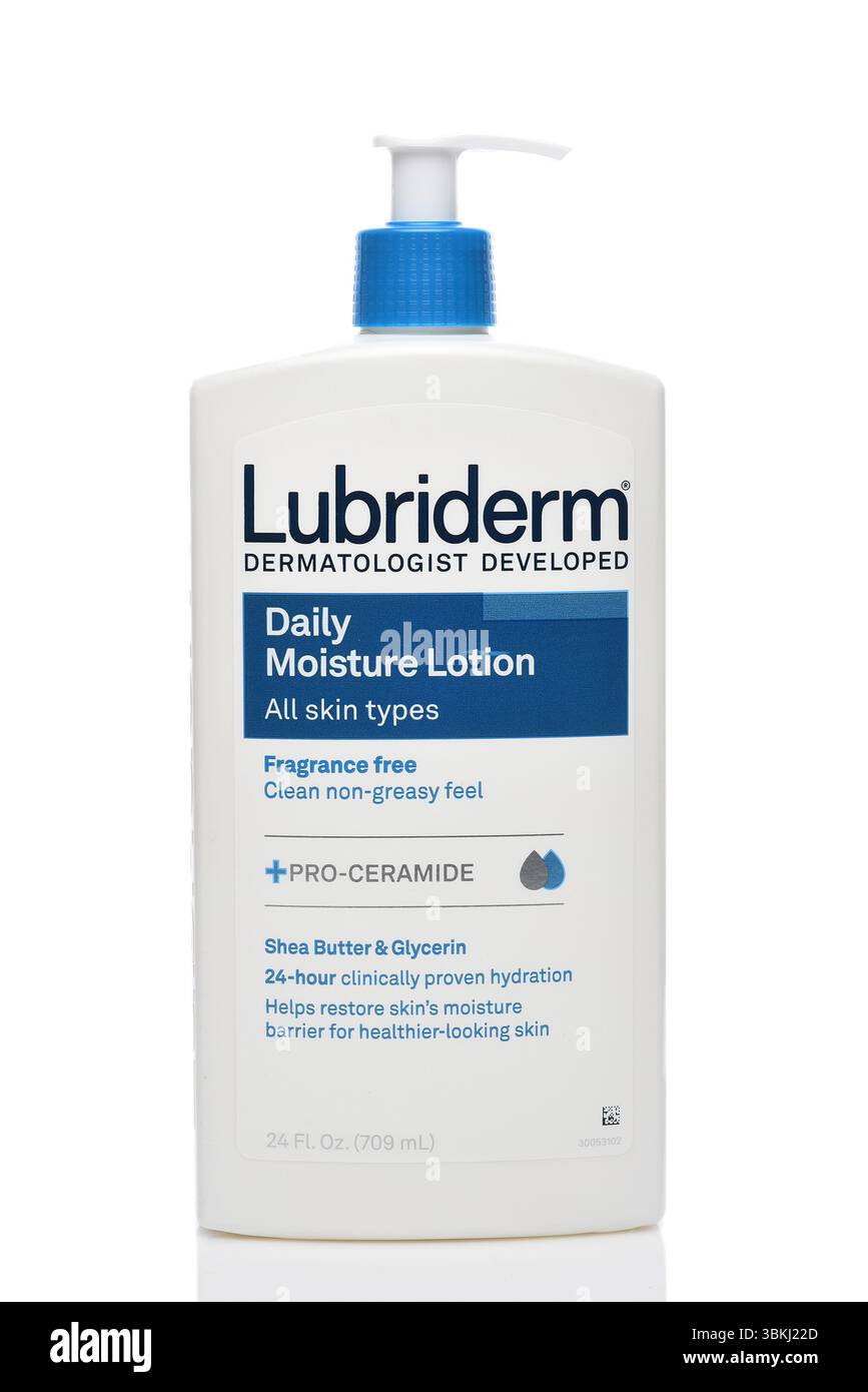 IRVINE, CALIFORNIA - 20 GIUGNO 2025: Flacone in plastica con pompetta di Lubriderm Daily Moisture Lotion. Foto Stock