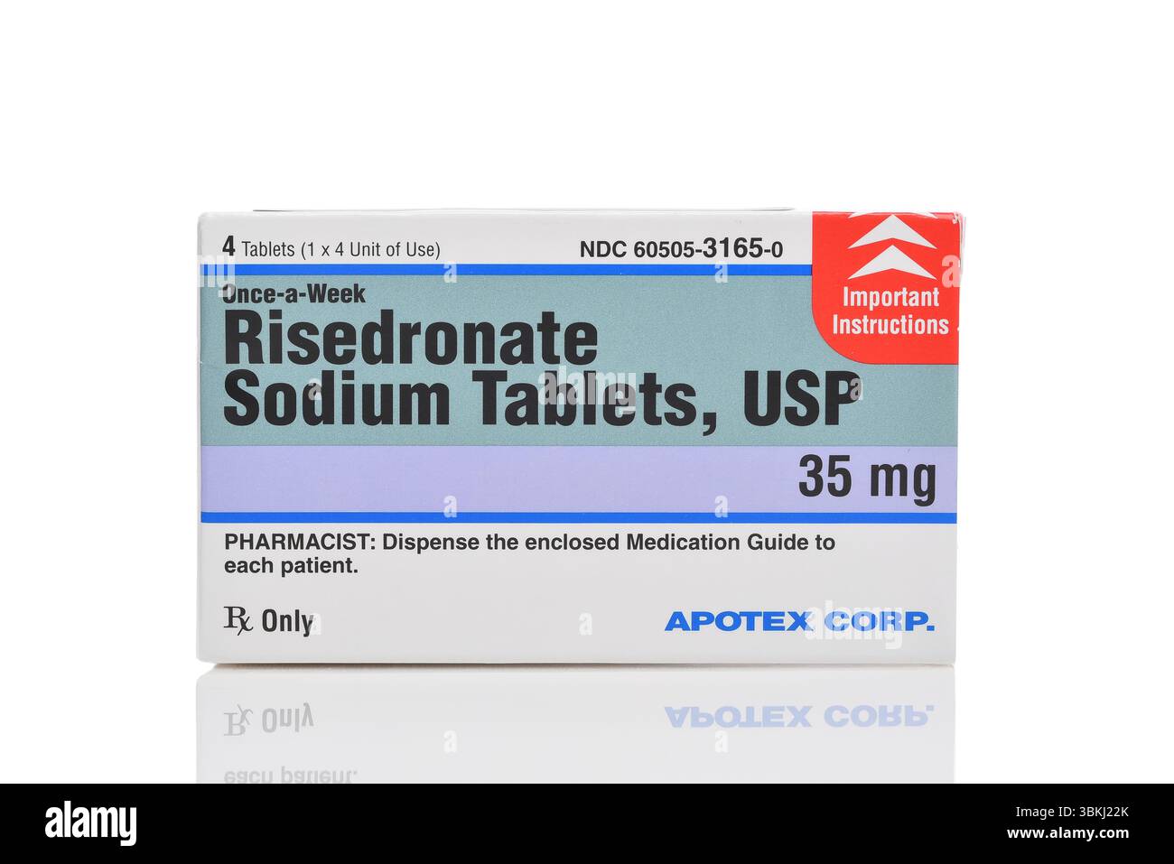 IRVINE, CALIFORNIA - 20 GIUGNO 2025: Una scatola di compresse di sodio risedronato di Apotex Corp. Per trattare l'osteoporosi. Foto Stock