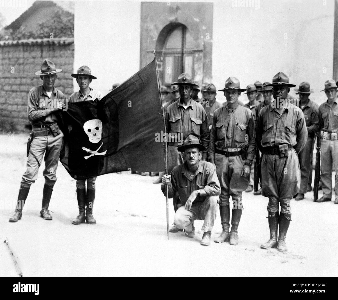 Occupazione statunitense del Nicaragua come parte delle guerre della banana. I Marines degli Stati Uniti posero con la bandiera catturata di Augusto C. Sandino nel 1932. Foto Stock