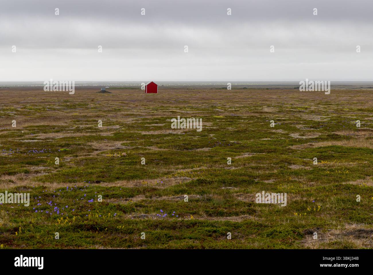 Piccola capanna rossa nel paesaggio Foto Stock