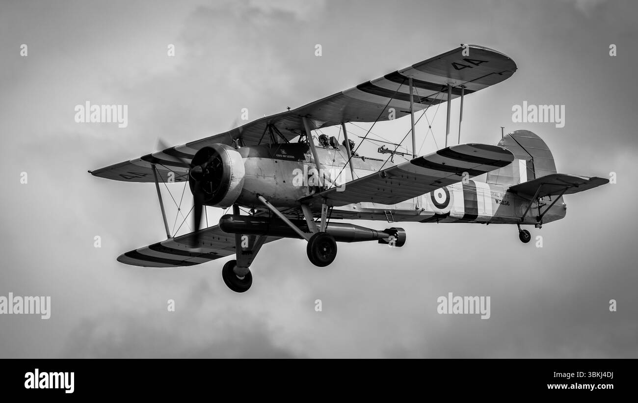 Navy Wings - Fairey Swordfish W5856, trasportato in volo al Military Air Show tenutosi a Shuttleworth il 31 maggio 2025. Foto Stock