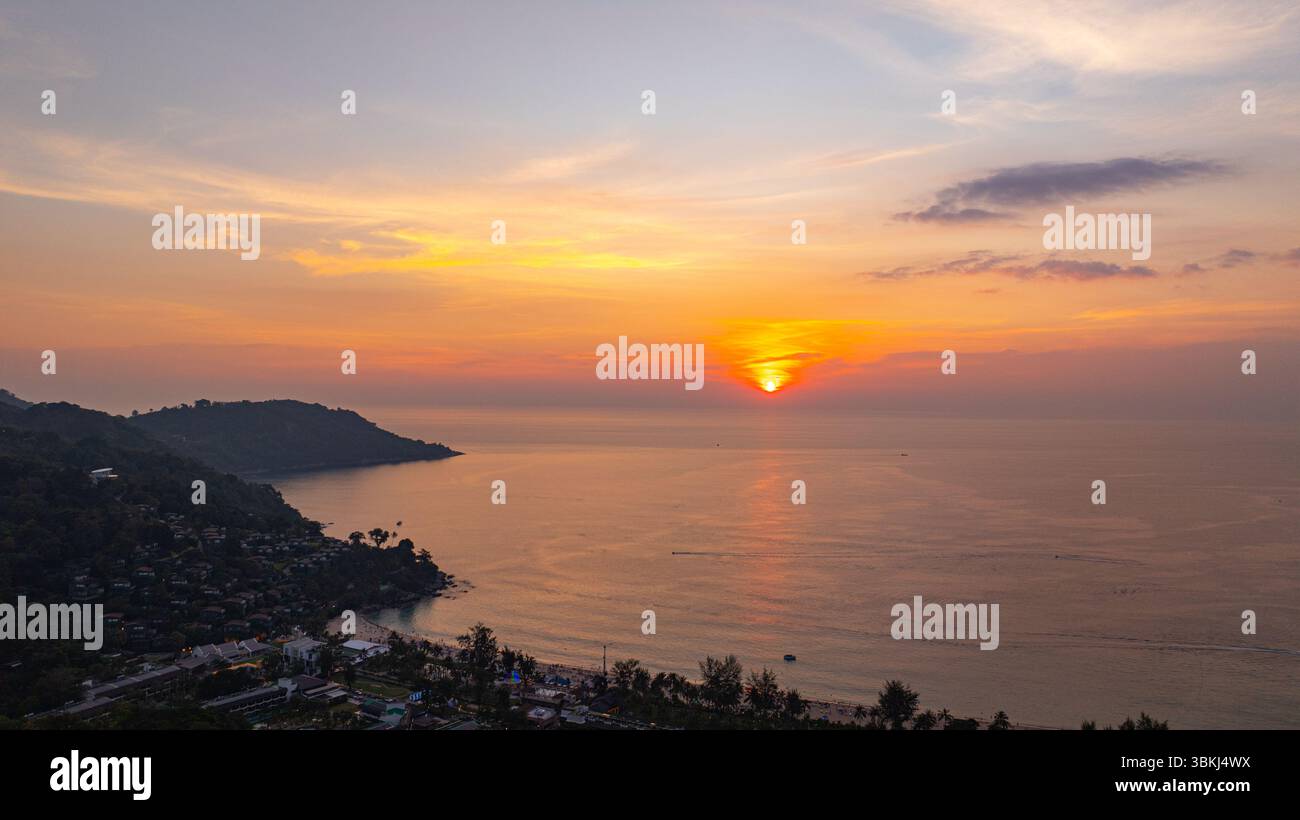Una vista aerea mozzafiato di Kata Beach a Phuket, Thailandia, catturata durante il tramonto. L'immagine mostra la costa, le piccole isole, il lussureggiante hil verde Foto Stock