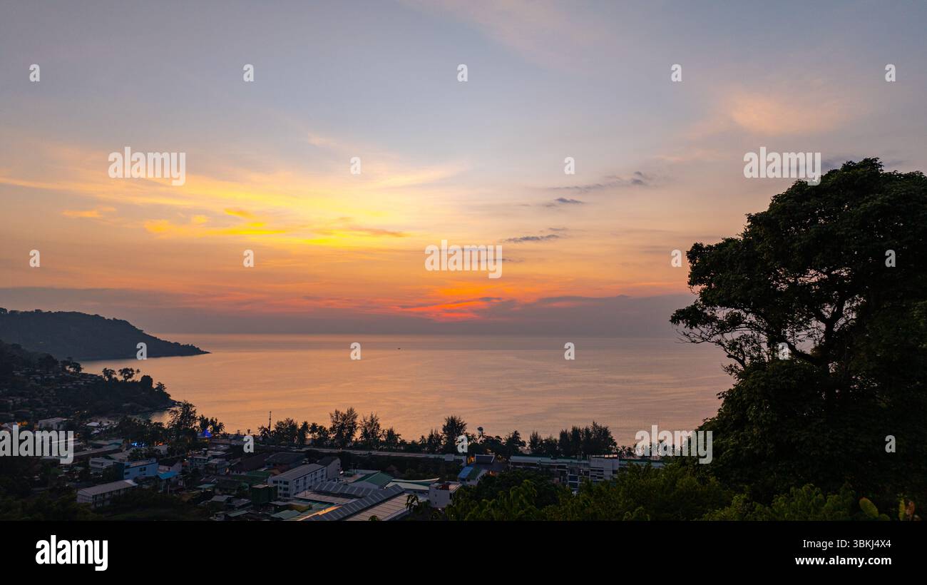 Una vista aerea mozzafiato di Kata Beach a Phuket, Thailandia, catturata durante il tramonto. L'immagine mostra la costa, le piccole isole, il lussureggiante hil verde Foto Stock