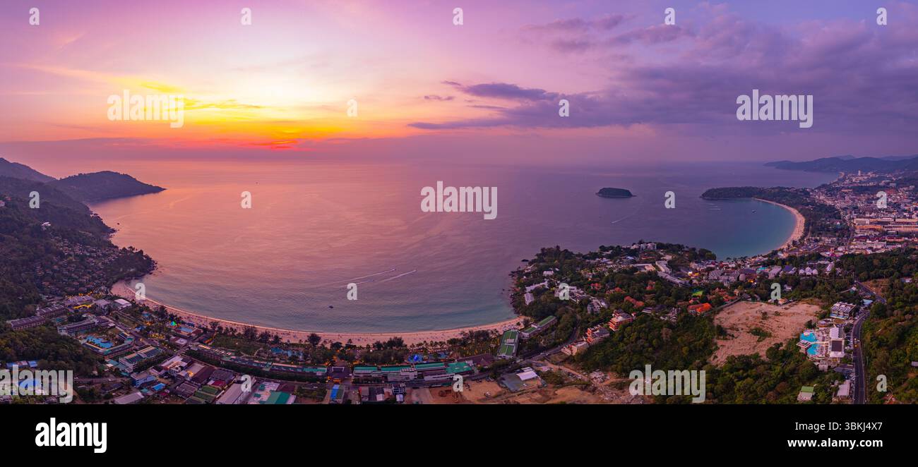 Una vista aerea mozzafiato di Kata Beach a Phuket, Thailandia, catturata durante il tramonto. L'immagine mostra la costa, le piccole isole, il lussureggiante hil verde Foto Stock