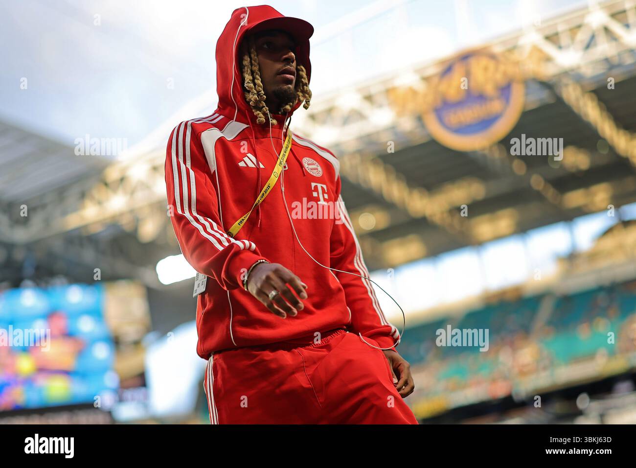 Miami, Stati Uniti. 20 giugno 2025. Sacha Boey del Bayern Monaco arriva alla partita tra il Bayern Monaco e IL CA Boca Juniors, per il secondo turno del gruppo C per la Coppa del mondo per club FIFA 2025, all'Hard Rock Stadium di Miami, Stati Uniti, il 20 giugno 2025. Foto: Heuler Andrey/DiaEsportivo/Alamy Live News crediti: DiaEsportivo/Alamy Live News Foto Stock