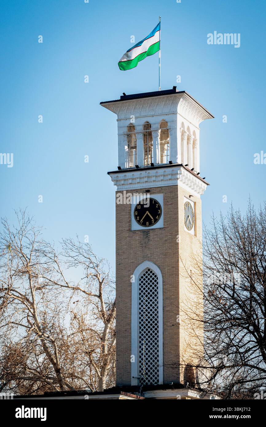 Torre dell'orologio Amir Timur Square, Tashkent, Uzbekiztan Foto Stock