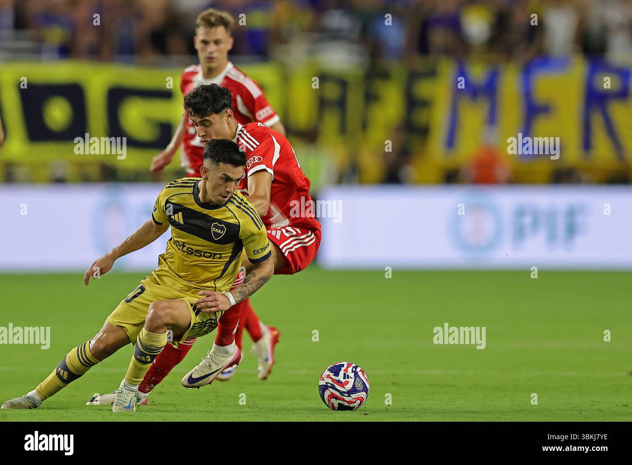 L'Hard Rock Stadium Aleksandar Pavlovic del Bayern Monaco di Baviera contesta la palla con Alan Velasco del Boca Juniors, durante la partita tra Bayern Monaco e Boca Juniors, per il secondo round del gruppo C della Coppa del mondo per club 2025, all'Hard Rock Stadium questo venerdì 20. 30761 (Heuler Andrey/SPP) Foto Stock