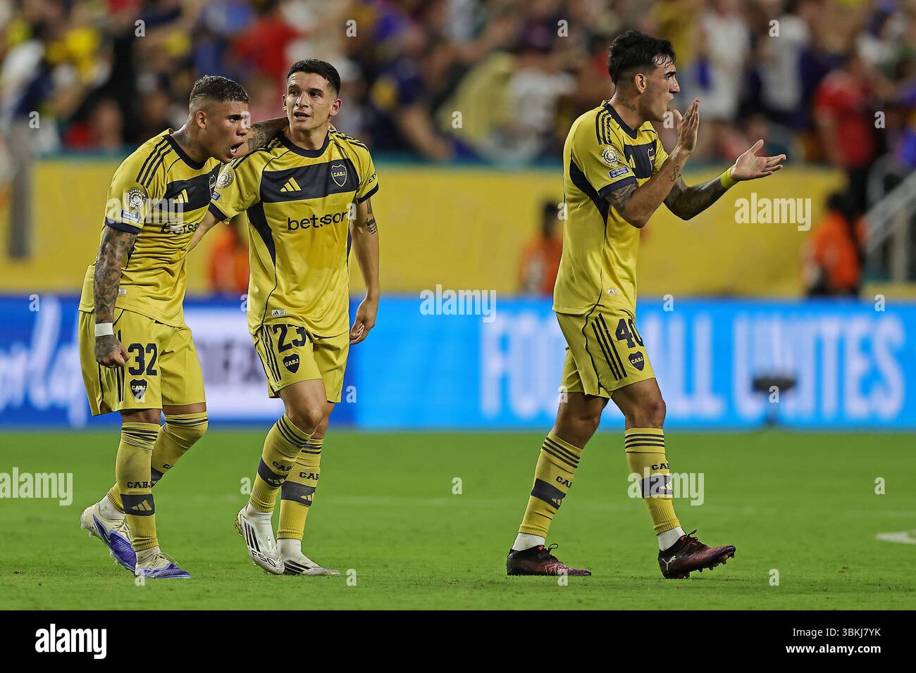 L'Hard Rock Stadium Ayrton Costa, Lautaro Blanco e Lautaro di Lollo del Boca Juniors celebrano il gol di Miguel Merentiel durante la partita tra Bayern Monaco e Boca Juniors, per il secondo round del girone C della Coppa del mondo per club FIFA 2025, all'Hard Rock Stadium questo venerdì 20. 30761 (Heuler Andrey/SPP) Foto Stock