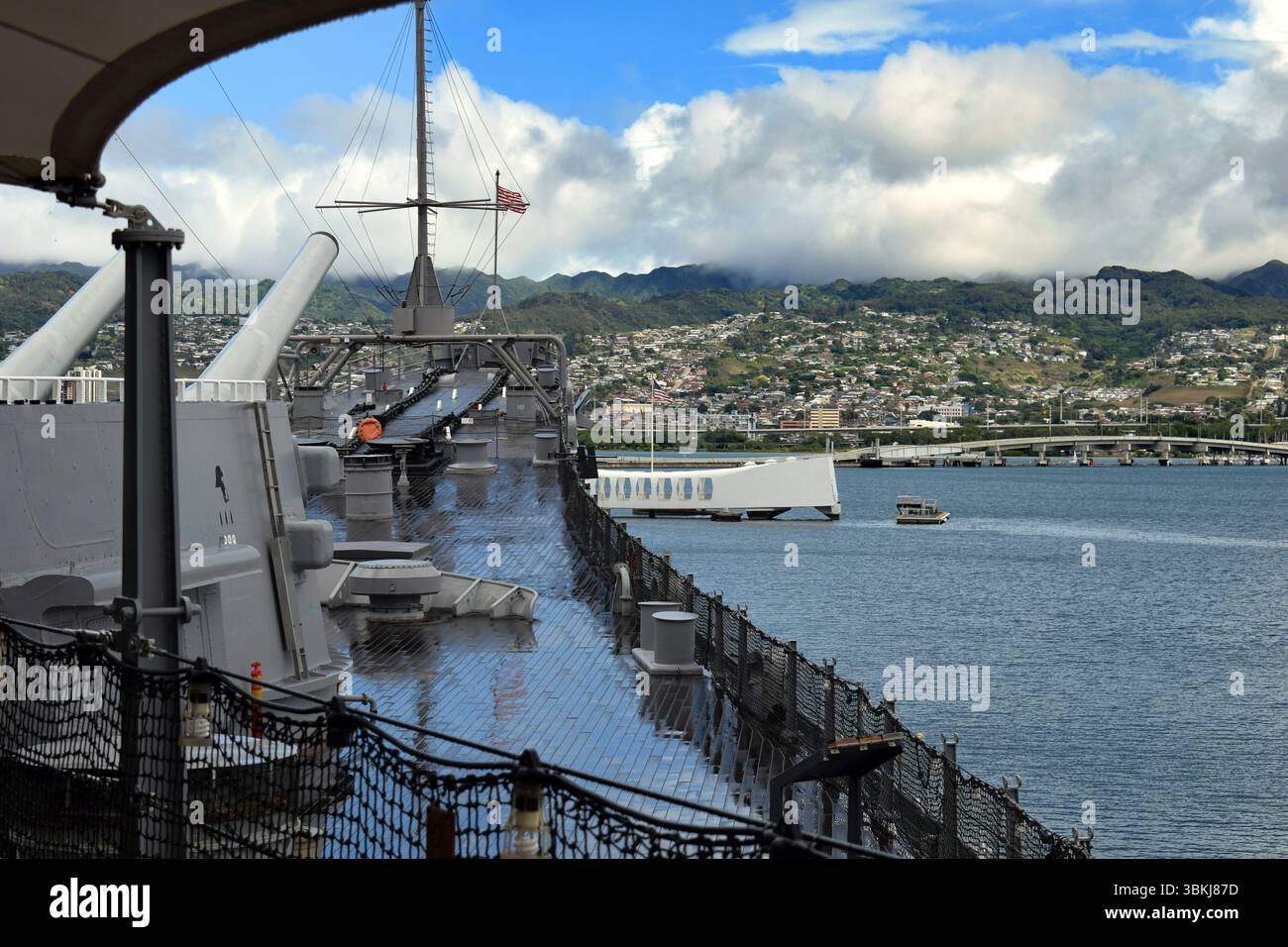 USS Arizona Memorial dal ponte della USS Missouri Foto Stock