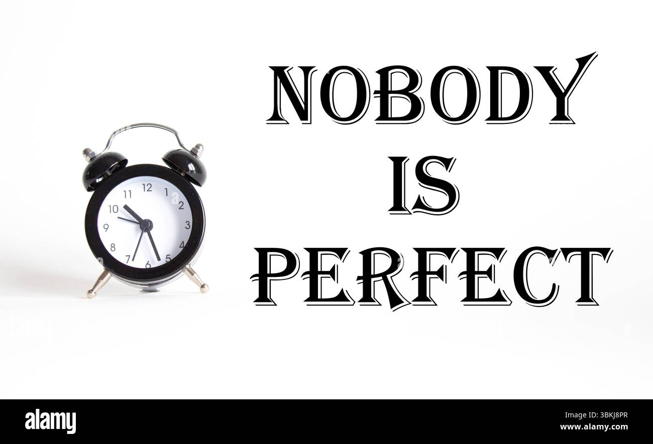 Nessuno è un simbolo perfetto. Parola concettuale nessuno è perfetto su uno splendido sfondo bianco con sveglia. Gli affari e nessuno sono un concetto perfetto. Copia Foto Stock