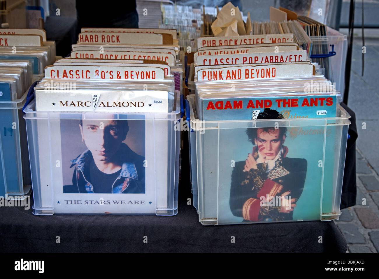 Dischi in vinile usati in vendita al mercato del sabato nel Grassmarket nella città vecchia di Edimburgo. Foto Stock