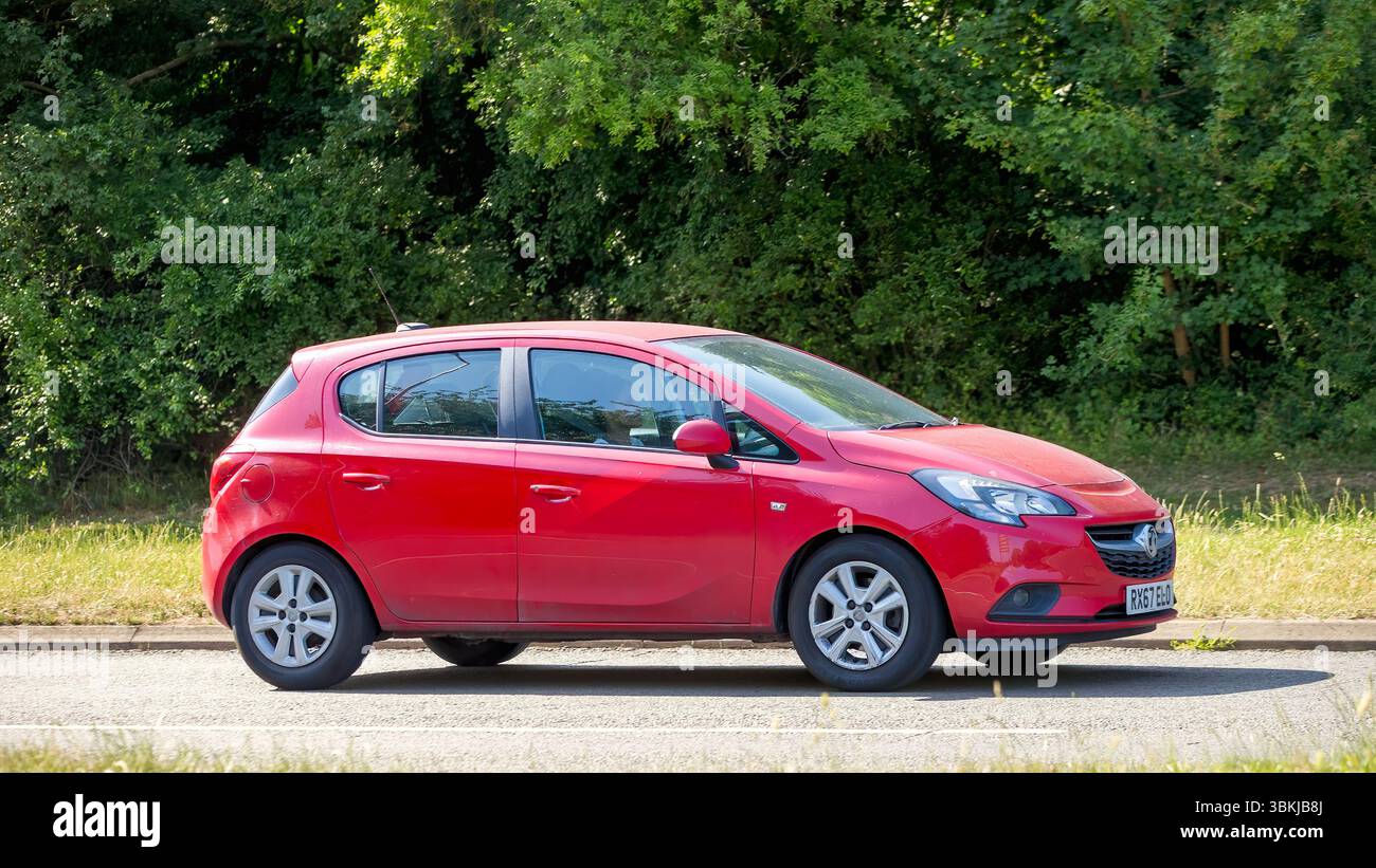 Milton Keynes,Bucks,UK - 16 giugno 2025: 2017 auto Vauxhall corsa rossa su una strada britannica Foto Stock