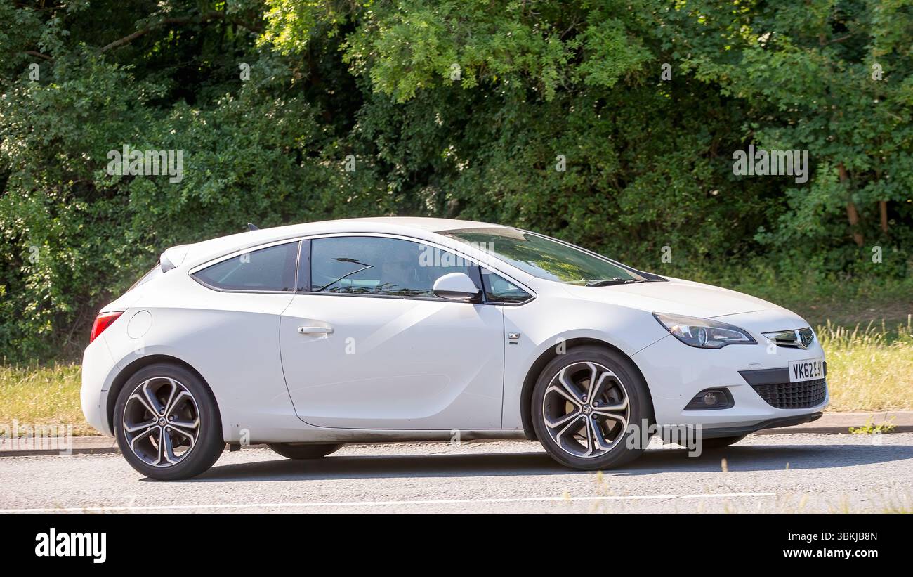 Milton Keynes,Bucks,UK - 16 giugno 2025: 2012 auto Vauxhall Astra bianca su una strada britannica Foto Stock