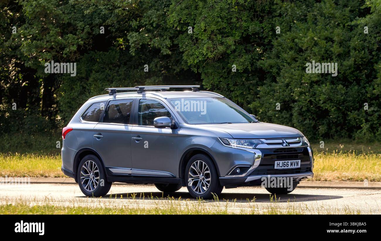 Milton Keynes,Bucks,UK - 16 giugno 2025: 2016 auto Mitsubishi Outlander che guida su una strada britannica Foto Stock