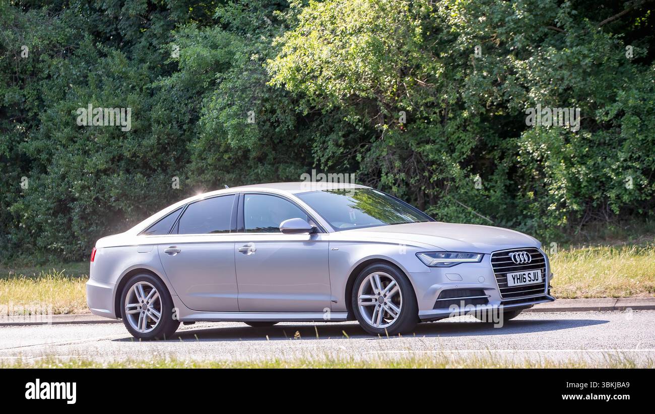 Milton Keynes,Bucks,UK - 16 giugno 2025: 2016 Audi A6 guida su una strada inglese Foto Stock