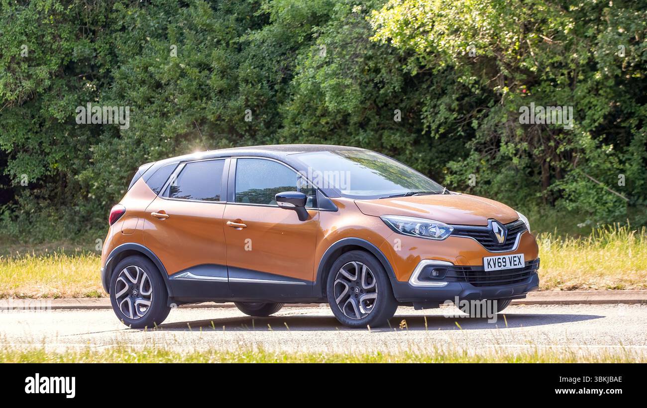 Milton Keynes,Bucks,UK - 16 giugno 2025: 2019 auto Renault Captur arancione su strada britannica Foto Stock