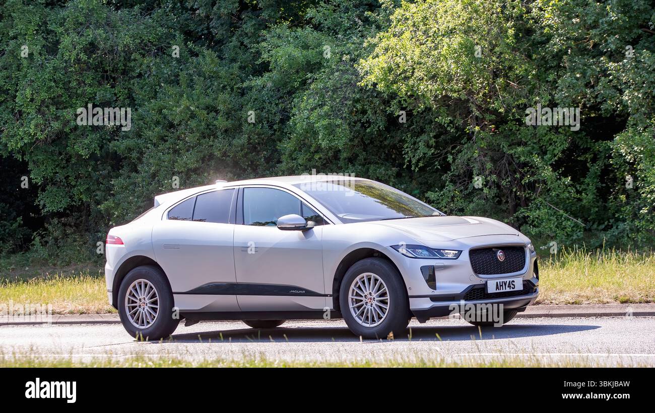 Milton Keynes, Bucks, Regno Unito - 16 giugno 2025: 2020 auto elettrica Jaguar i-pace bianca su una strada britannica Foto Stock