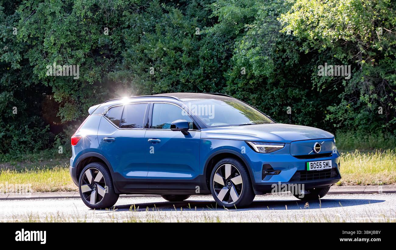 Milton Keynes,Bucks,UK - 16 giugno 2025: 2023 auto elettrica Volvo XC40 blu su una strada britannica Foto Stock