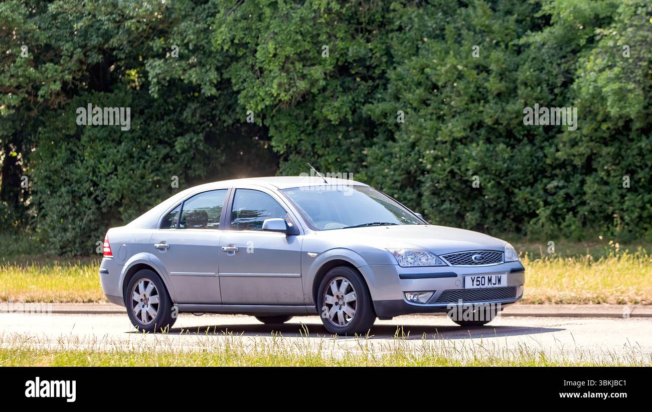 Milton Keynes,Bucks,UK - 16 giugno 2025: Auto Ford Mondeo d'argento 2006 su strada britannica Foto Stock